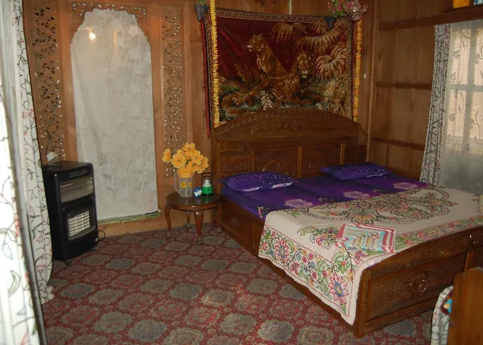 Houseboat Zaindari Palace